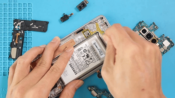 خطوة 18 في تبديل الشاشة سامسونج S10 / S10 PLUS