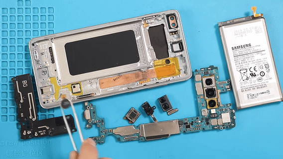 خطوة 24 في تبديل الشاشة سامسونج S10 / S10 PLUS