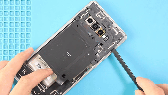 خطوة 8 في تبديل الشاشة سامسونج S10 / S10 PLUS