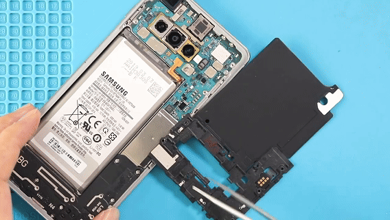 خطوة 9 في تبديل الشاشة سامسونج S10 / S10 PLUS