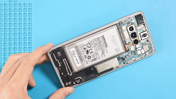 خطوة 10 في تبديل الشاشة سامسونج S10 / S10 PLUS