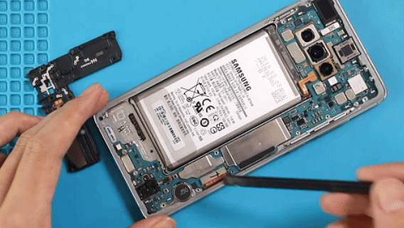 خطوة 12 في تبديل الشاشة سامسونج S10 / S10 PLUS