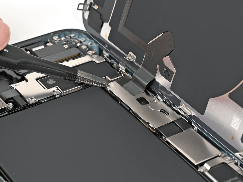 خطوة 13 في تبديل سماعة الأذن IPHNOE 16 PLUS