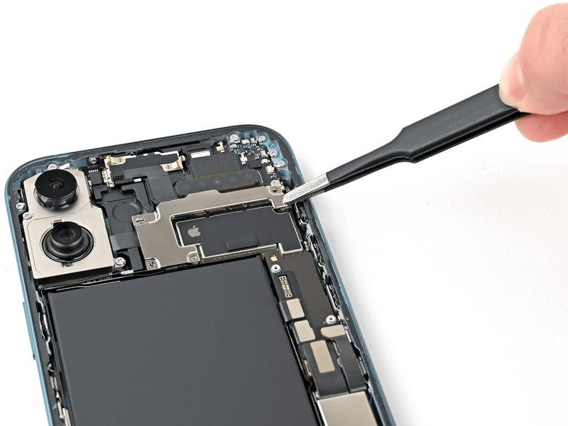 خطوة 17 في تبديل سماعة الأذن IPHNOE 16 PLUS