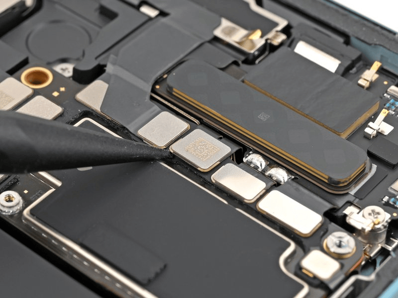 خطوة 18 في تبديل سماعة الأذن IPHNOE 16 PLUS