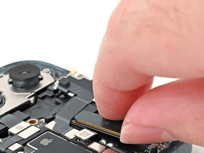 خطوة 20 في تبديل سماعة الأذن IPHNOE 16 PLUS