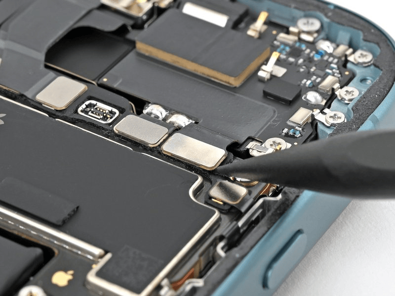 خطوة 21 في تبديل سماعة الأذن IPHNOE 16 PLUS