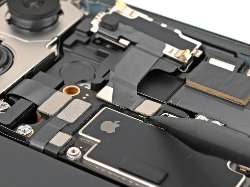 خطوة 23 في تبديل سماعة الأذن IPHNOE 16 PLUS