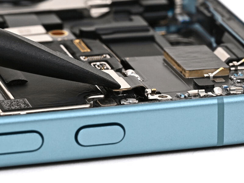 خطوة 28 في تبديل سماعة الأذن IPHNOE 16 PLUS