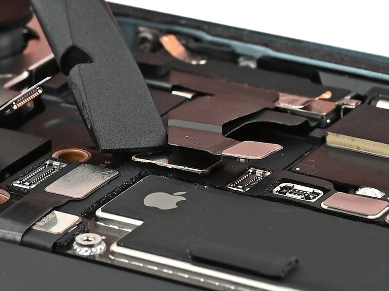 خطوة 31 في تبديل سماعة الأذن IPHNOE 16 PLUS