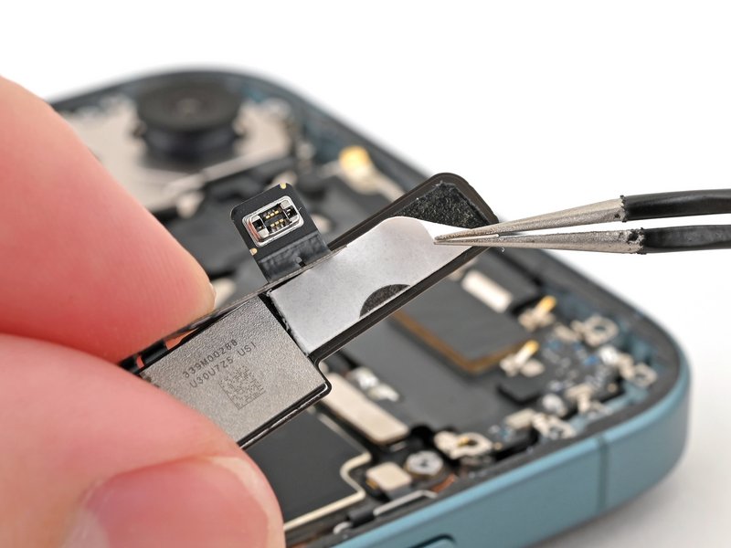 خطوة 32 في تبديل سماعة الأذن IPHNOE 16 PLUS