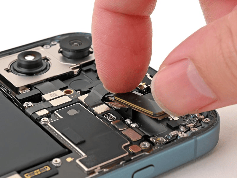 خطوة 33 في تبديل سماعة الأذن IPHNOE 16 PLUS