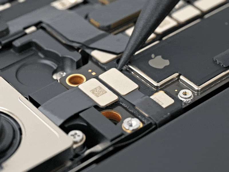 خطوة 1 في تبديل الكامرا الخلفية IPHNOE 16 PLUS