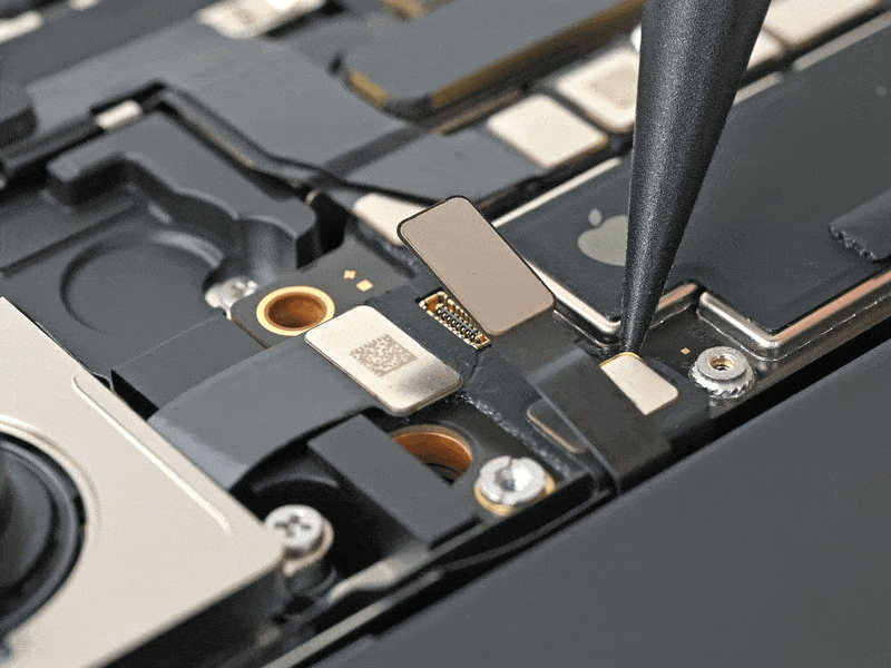 خطوة 2 في تبديل الكامرا الخلفية IPHNOE 16 PLUS