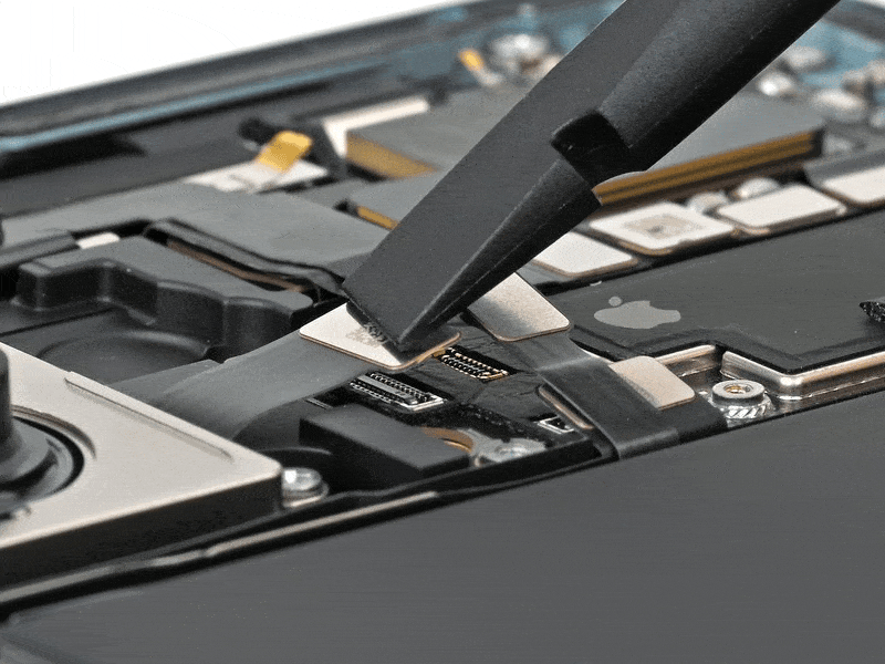 خطوة 6 في تبديل الكامرا الخلفية IPHNOE 16 PLUS