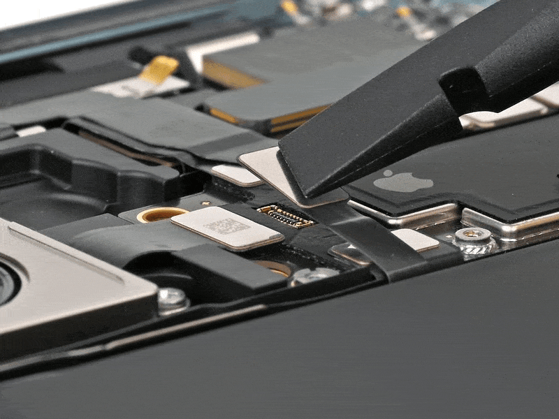 خطوة 7 في تبديل الكامرا الخلفية IPHNOE 16 PLUS