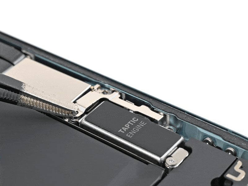 خطوة 2 في تبديل سماعة السبيكر IPHNOE 16 PLUS