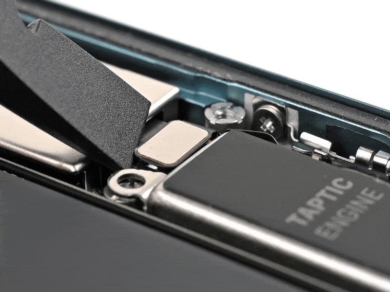 خطوة 3 في تبديل سماعة السبيكر IPHNOE 16 PLUS