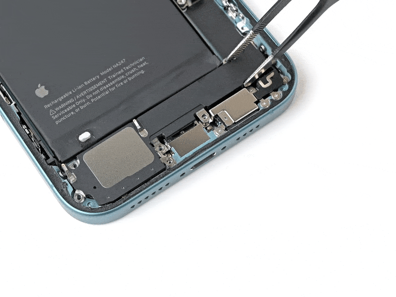 خطوة 7 في تبديل سماعة السبيكر IPHNOE 16 PLUS