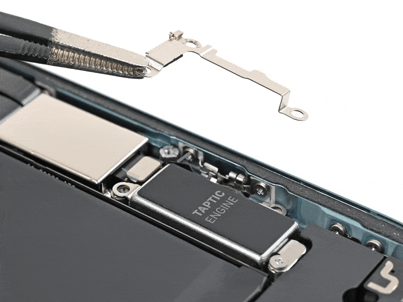 خطوة 12 في تبديل سماعة السبيكر IPHNOE 16 PLUS