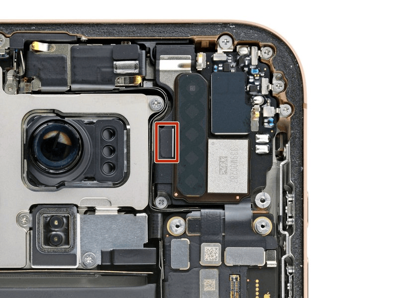 خطوة 2 في تبديل سماعة الأذن IPHNOE 16 PRO MAX