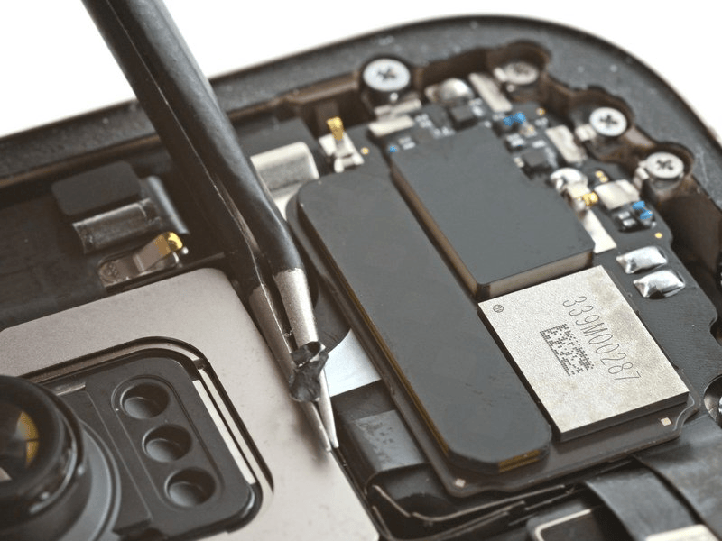 خطوة 3 في تبديل سماعة الأذن IPHNOE 16 PRO MAX