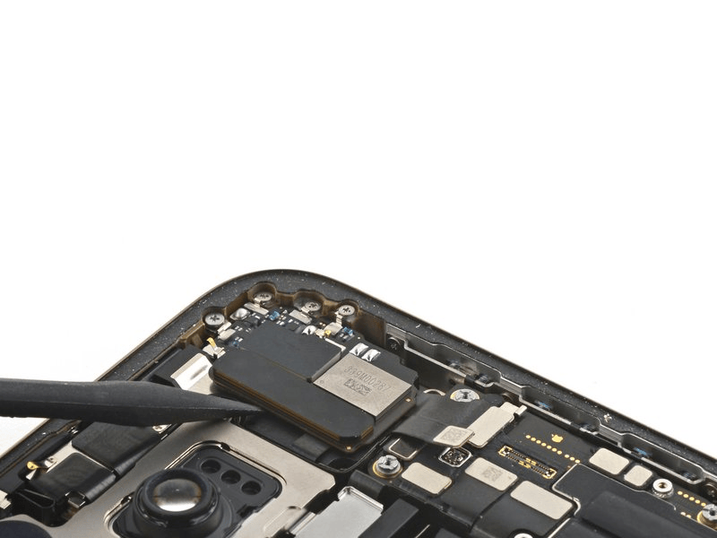 خطوة 4 في تبديل سماعة الأذن IPHNOE 16 PRO MAX