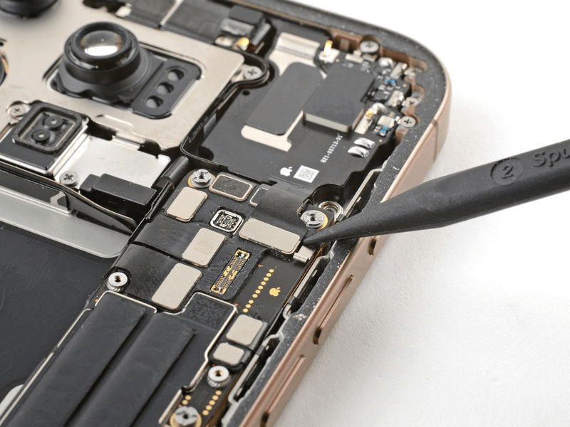 خطوة 5 في تبديل سماعة الأذن IPHNOE 16 PRO MAX