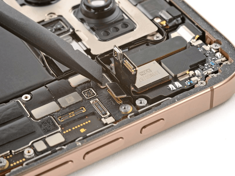 خطوة 5 في تبديل الكامرة الأمامية IPHNOE 16 PRO MAX