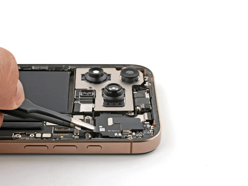 خطوة 7 في تبديل سماعة الأذن IPHNOE 16 PRO MAX