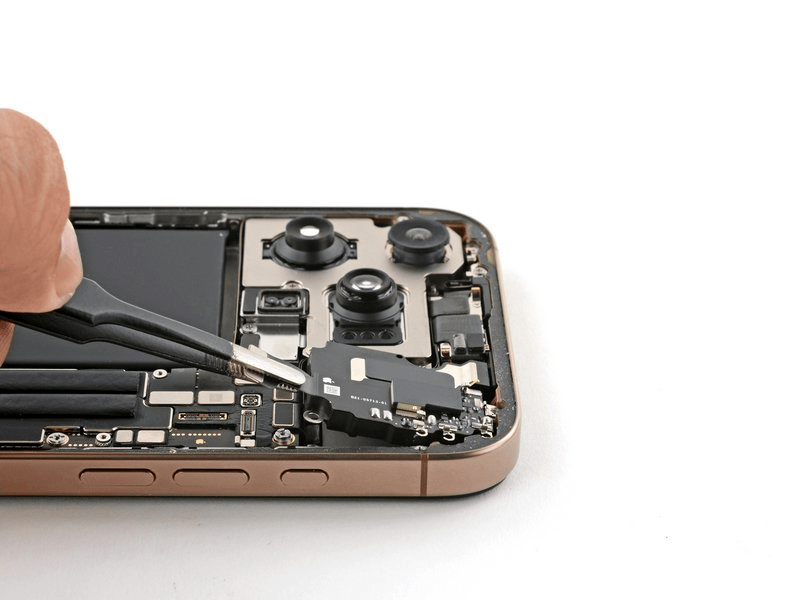 خطوة 8 في تبديل سماعة الأذن IPHNOE 16 PRO MAX