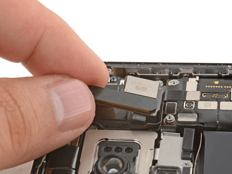 خطوة 11 في تبديل سماعة الأذن IPHNOE 16 PRO MAX