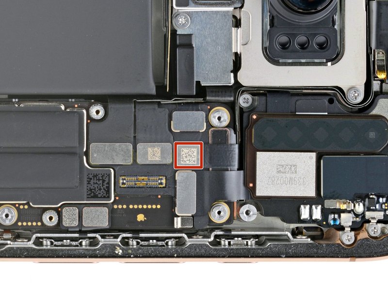 خطوة 12 في تبديل سماعة الأذن IPHNOE 16 PRO MAX