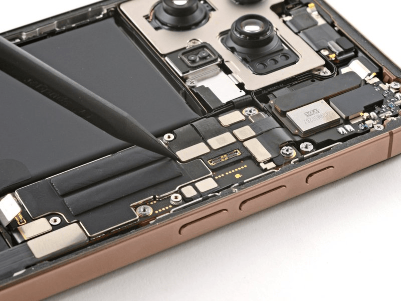 خطوة 1 في تبديل الكامرة الخلفية IPHNOE 16 PRO MAX