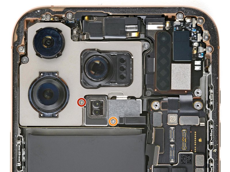 خطوة 2 في تبديل الكامرة الخلفية IPHNOE 16 PRO MAX