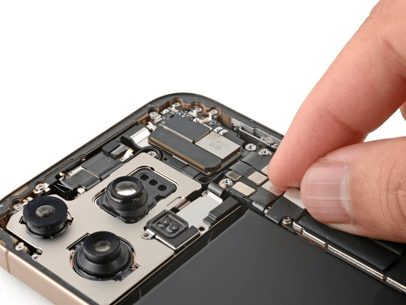 خطوة 3 في تبديل الكامرة الخلفية IPHNOE 16 PRO MAX