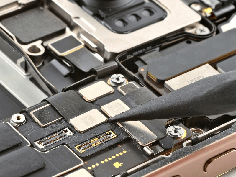 خطوة 4 في تبديل الكامرة الخلفية IPHNOE 16 PRO MAX