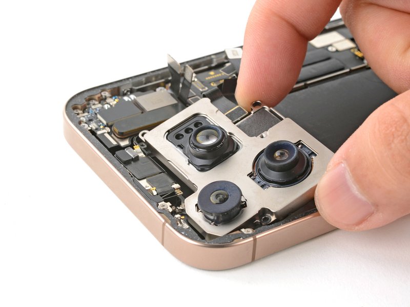 خطوة 7 في تبديل الكامرة الخلفية IPHNOE 16 PRO MAX