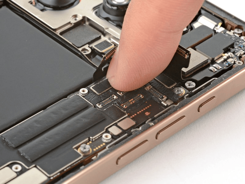 خطوة 8 في تبديل الكامرة الخلفية IPHNOE 16 PRO MAX