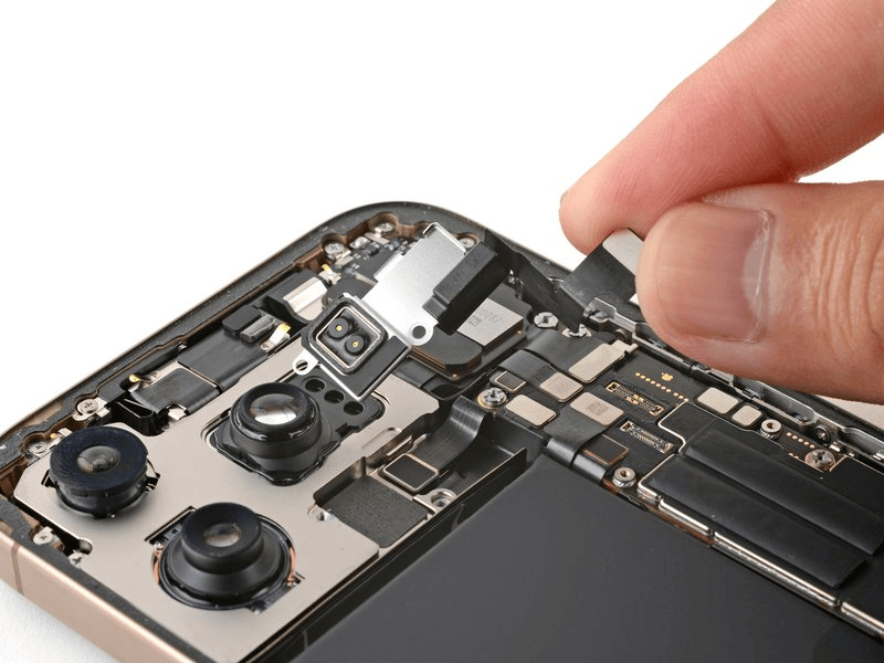 خطوة 9 في تبديل الكامرة الخلفية IPHNOE 16 PRO MAX